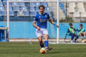 José Ángel Ayala jugando para la U.D. Melilla en un partido de fútbol