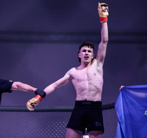 Ayman Chadghani levantando la mano tras ganar un combate de MMA