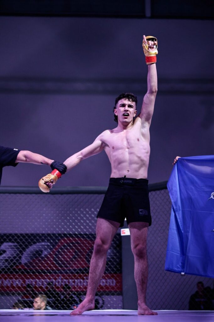 Ayman Chadghani levantando su mano tras ganar un combate de MMA