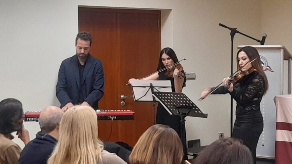 La escritora Laura Crespillo en un evento de premiación literaria