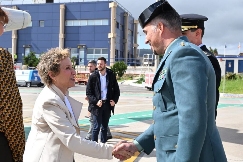 La secretaria de Estado de Seguridad saluda a un oficial de la Guardia Civil en Melilla.
