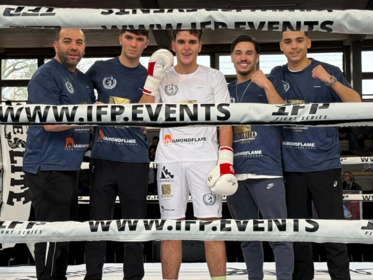 Badi Lahfa con su equipo tras ganar en Alemania