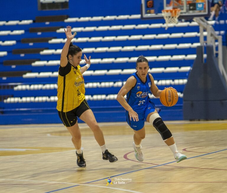 Jugadora del equipo La Salle driblando el balón en un partido de baloncesto