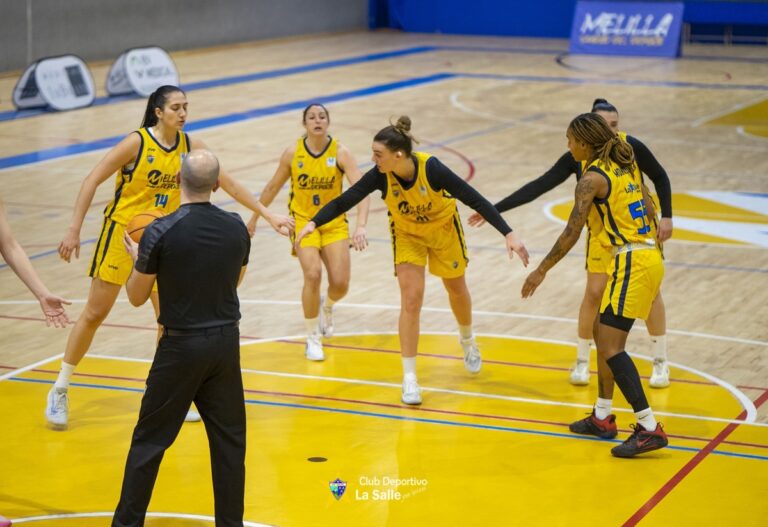Jugadoras del CD La Salle en un partido de baloncesto