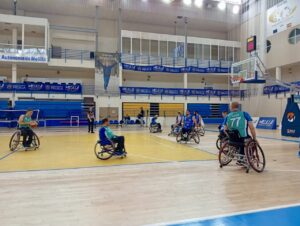 Jugadores de baloncesto en silla de ruedas en un partido en Melilla
