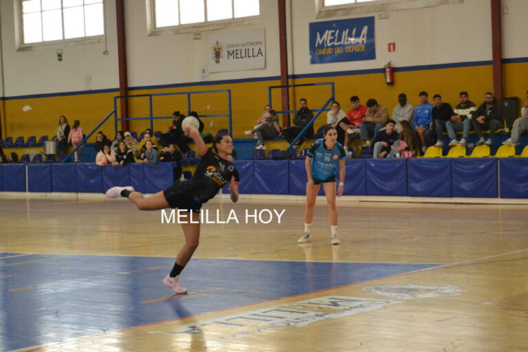 Jugadora del Club Balonmano T-Maravilla Melilla lanzando en un partido