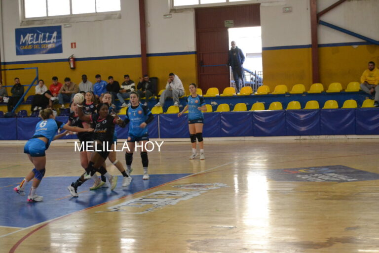 Jugadora del Club Balonmano T Maravilla Melilla en acción durante un partido.