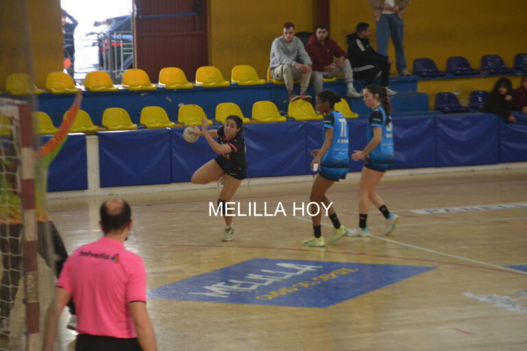 Jugadora del Club Balonmano T-Maravilla Melilla lanzando el balón en un partido