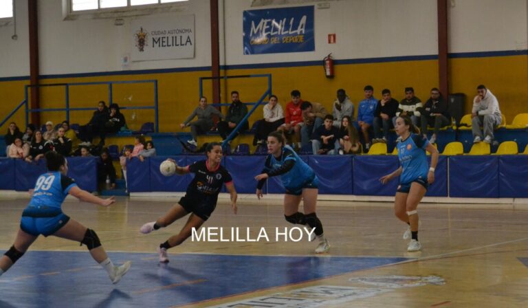 Jugadoras del Club Balonmano T-Maravilla Melilla en acción durante un partido