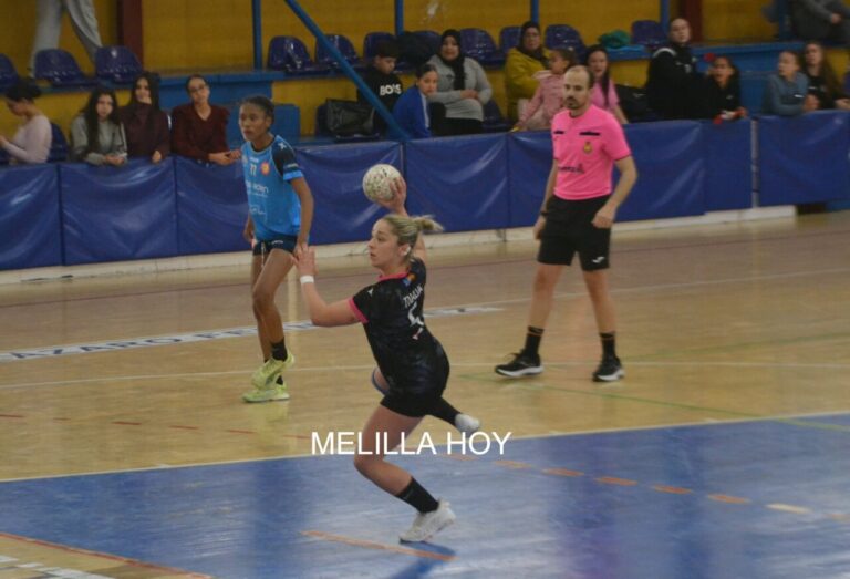 Jugadora del Maravilla Melilla lanzando el balón en un partido de balonmano