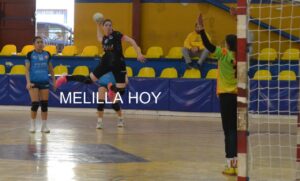 Jugadora del T-Maravilla Melilla lanzando un balón en un partido