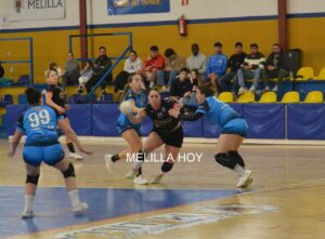 Jugadoras del Club Balonmano T-Maravilla Melilla en acción durante un partido