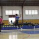 Jugadores de balonmano en acción durante un partido en el pabellón