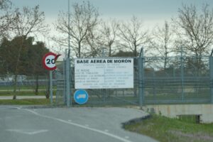 Entrada a la base aérea de Morón con señalización de velocidad
