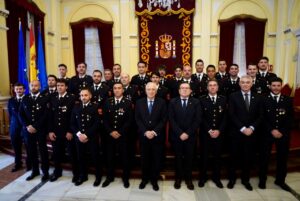 Grupo de bomberos con medallas en ceremonia en Melilla