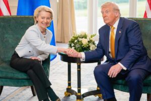 Ursula von der Leyen y Donald Trump estrechando manos en reunión