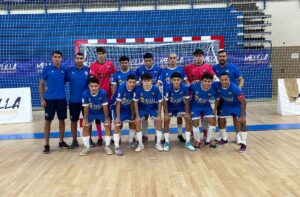 Equipo del C.F. Rusadir posando en la cancha de fútbol sala
