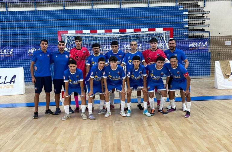 Equipo del C.F. Rusadir posando en la cancha de fútbol sala
