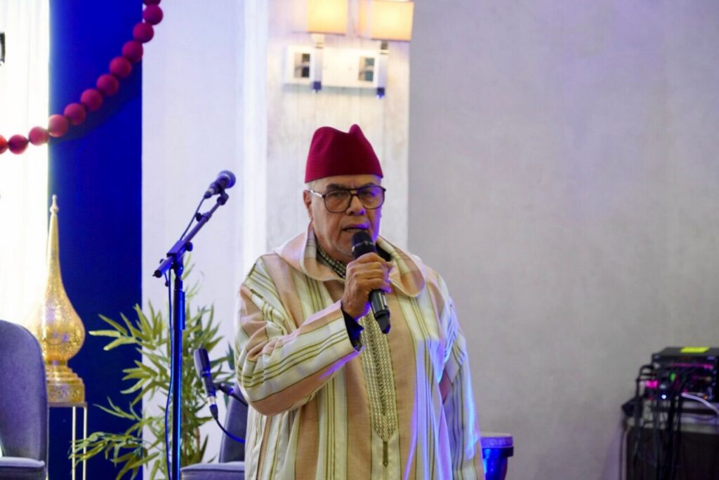 Persona hablando en un evento de ruptura de ayuno en Melilla