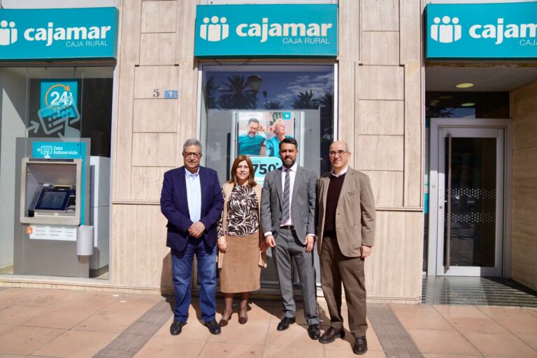 Cuatro personas posando frente a la sucursal de Cajamar.