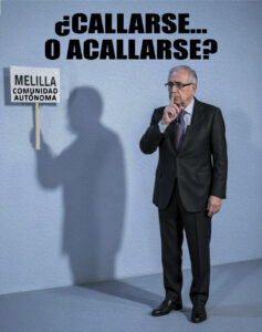 Hombre en traje con cartel sobre Melilla Comunidad Autónoma