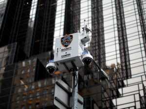 Cámara de seguridad del Departamento de Policía de Nueva York en un edificio moderno