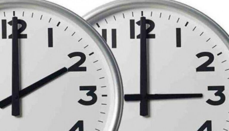Relojes mostrando la hora del cambio horario de verano