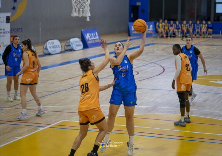 Carmen García lanzando a canasta en un partido de baloncesto