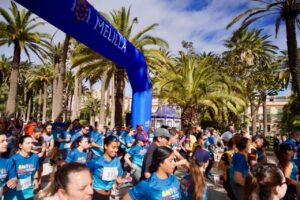 Participantes corriendo en la X Carrera de la Mujer en Melilla