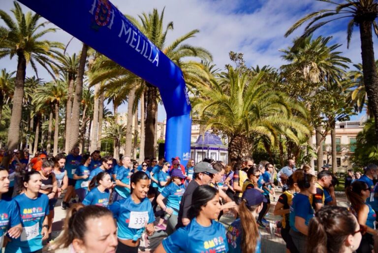 Participantes corriendo en la X Carrera de la Mujer en Melilla