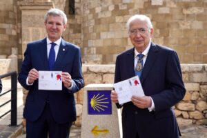 Dos hombres sosteniendo credenciales del Camino de Santiago en Melilla