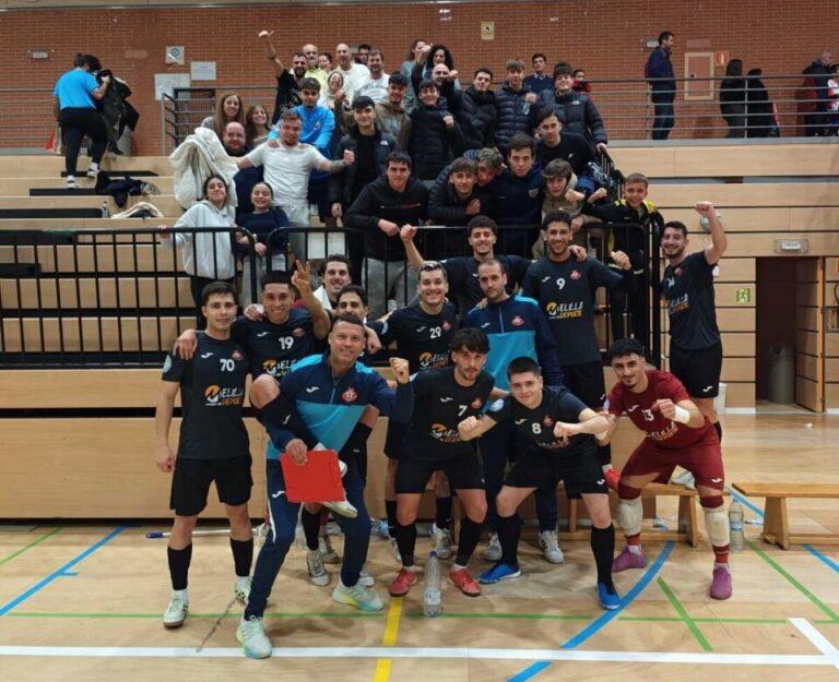 Jugadores del C.D. Melistar celebrando con sus aficionados en el gimnasio