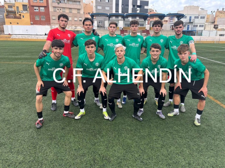 Equipo de fútbol C.F. Alhendín posando en el campo
