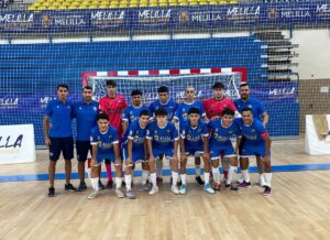 Equipo de fútbol sala del C.F. Rusadir posando en la cancha
