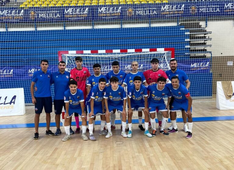 Equipo de fútbol sala del C.F. Rusadir posando en la cancha