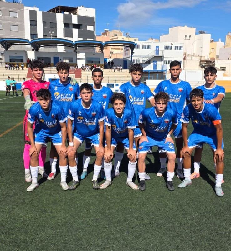 Equipo de fútbol C.F. Rusadir posando en el campo