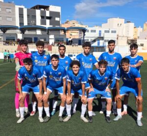 Equipo de fútbol C.F. Rusadir posando en el campo