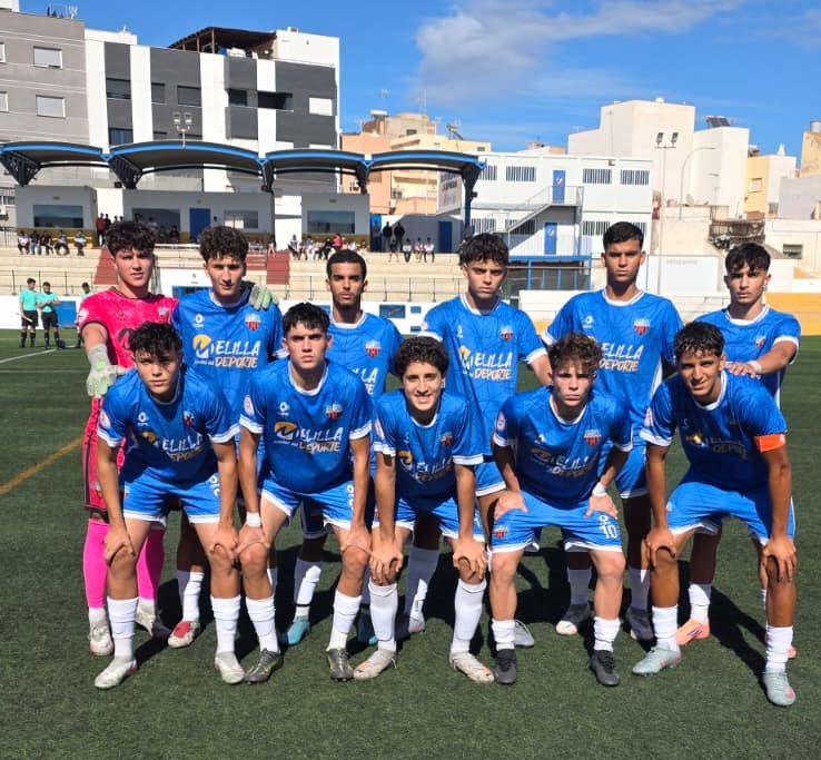 Equipo de fútbol C.F. Rusadir posando en el campo