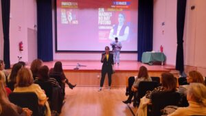 Laura Baena impartiendo charla sobre conciliación e igualdad en la UNED