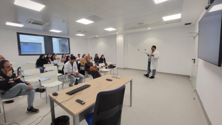 Un presentador en un aula con estudiantes escuchando atentamente