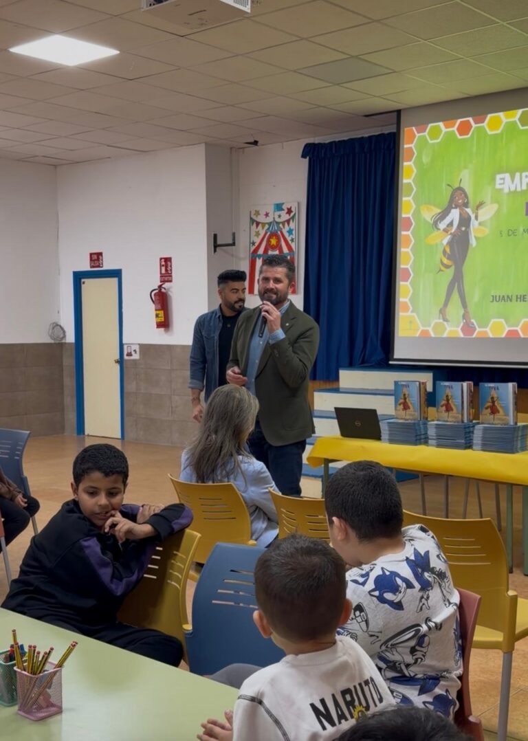 Presentación en un evento educativo con niños en un aula
