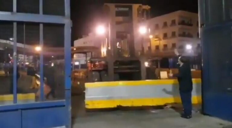 Imagen del cierre de la frontera en Melilla durante la noche