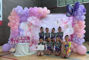 Gimnastas del Club Ágora posando con medallas en un evento