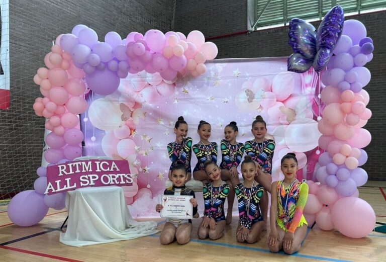 Gimnastas del Club Ágora posando con medallas en un evento