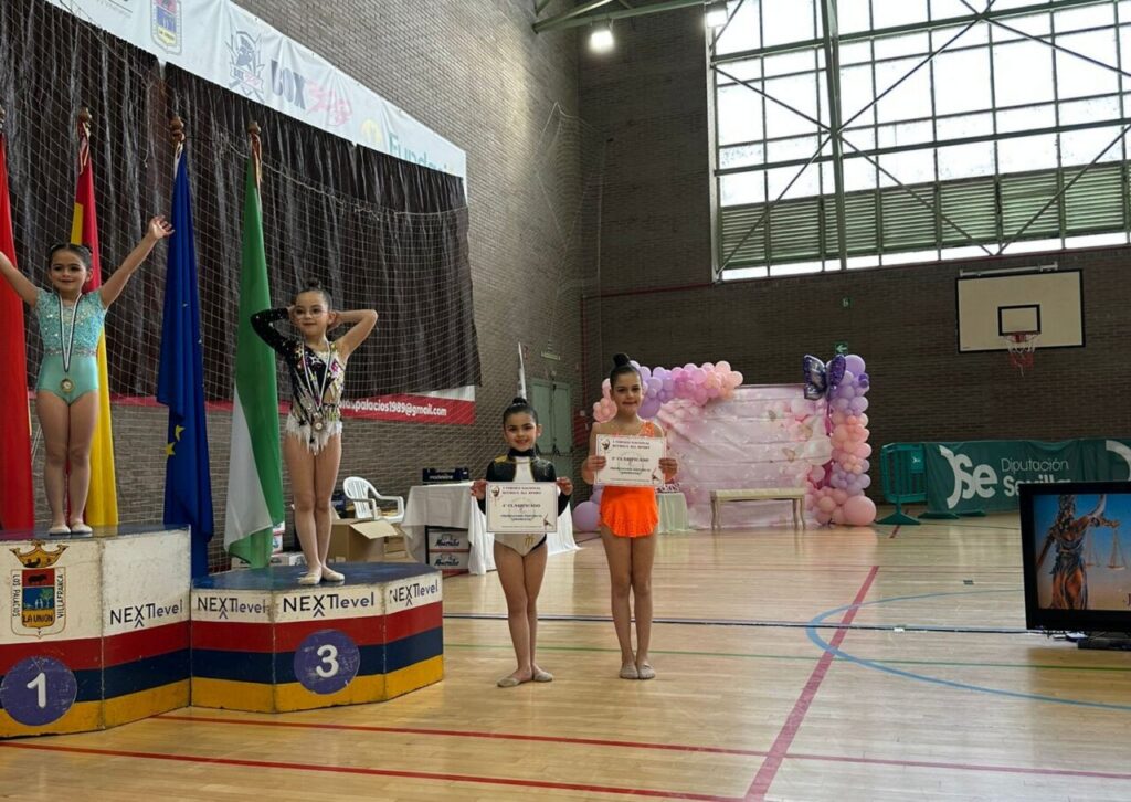 Gimnastas del Club Ágora en el podio tras ganar medallas en competición