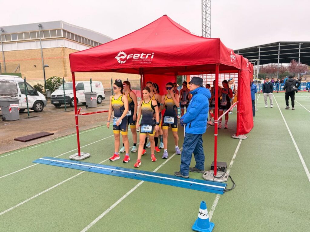 Equipo femenino del Club Atlético Melilla en la Liga Talento de Triatlón