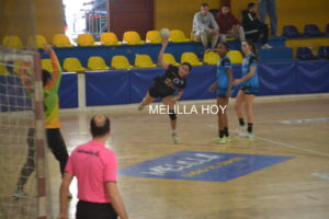 Jugadora del Club Balonmano Maravilla Melilla lanzando a portería durante un partido