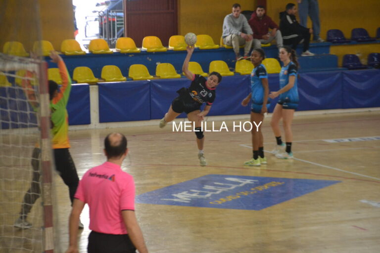 Jugadora del Club Balonmano Maravilla Melilla lanzando a portería durante un partido