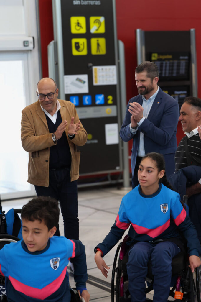 Jugadores del Club Melilla Baloncesto celebrando su regreso del campeonato