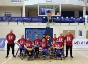 Equipo de baloncesto en silla de ruedas del Club Melilla Baloncesto posando en la cancha